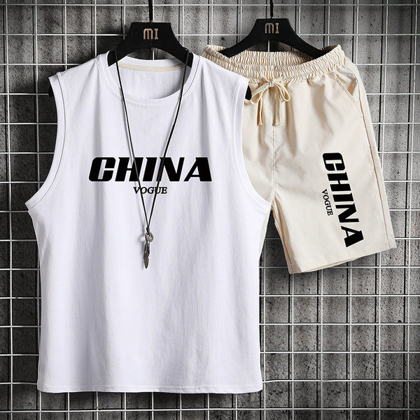 Vīriešu sporta komanda ar O veida apkakli un uzrakstu