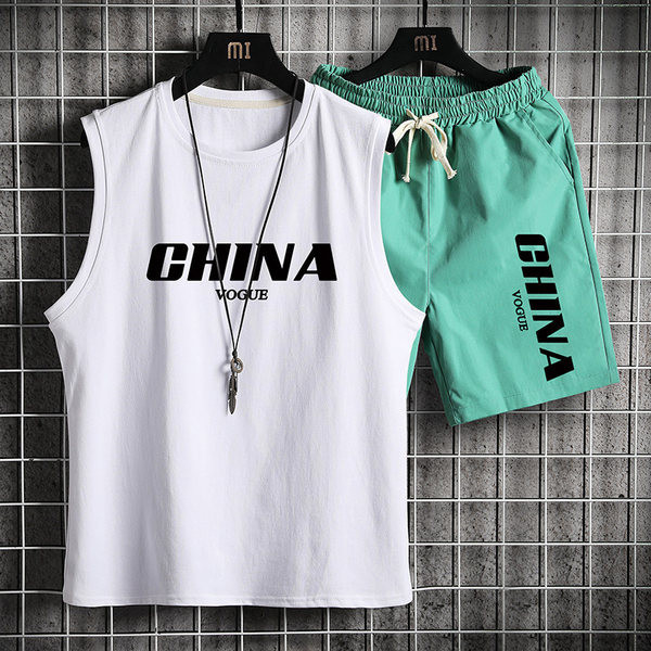 Vīriešu sporta komanda ar O veida apkakli un uzrakstu