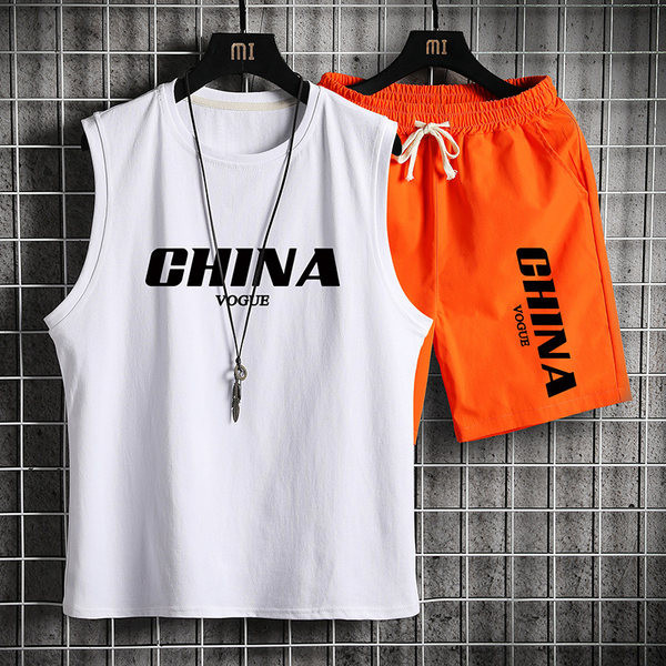 Vīriešu sporta komanda ar O veida apkakli un uzrakstu