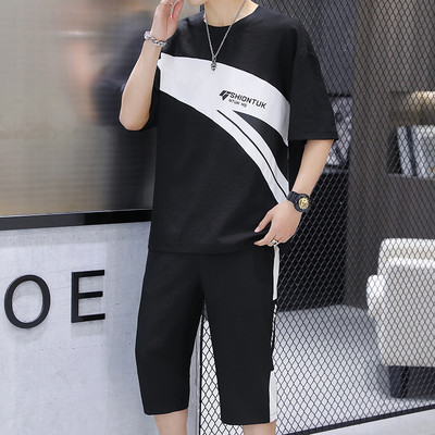 Sportlik meeste võistkond kahest osast erinevates värvides