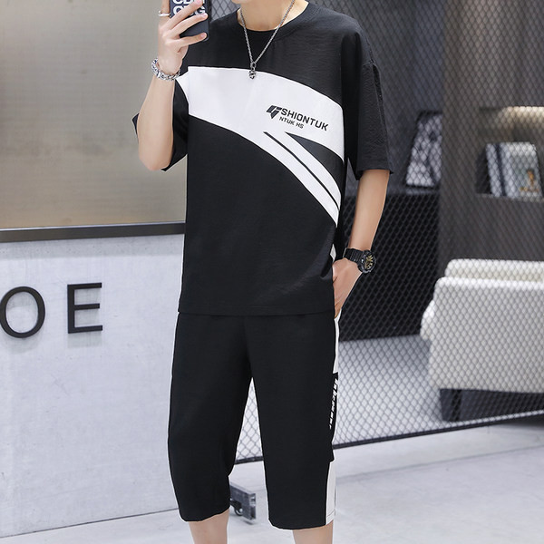 Sportlik meeste võistkond kahest osast erinevates värvides