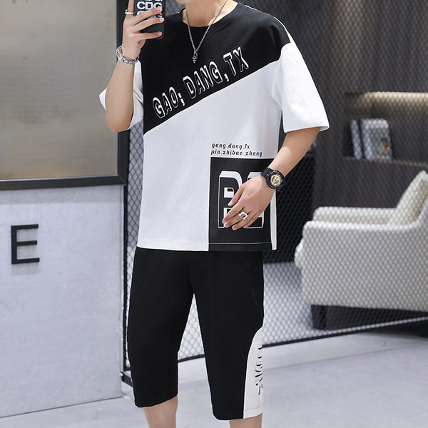 Sportlik meeste võistkond kahest osast erinevates värvides