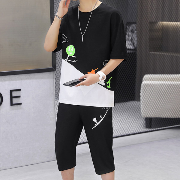 Sportlik meeste võistkond kahest osast erinevates värvides