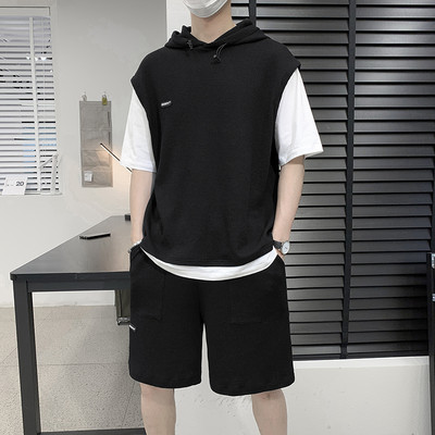 Suvine spordikomplekt kapuutsiga t-särgist ja lühikestest pükstest