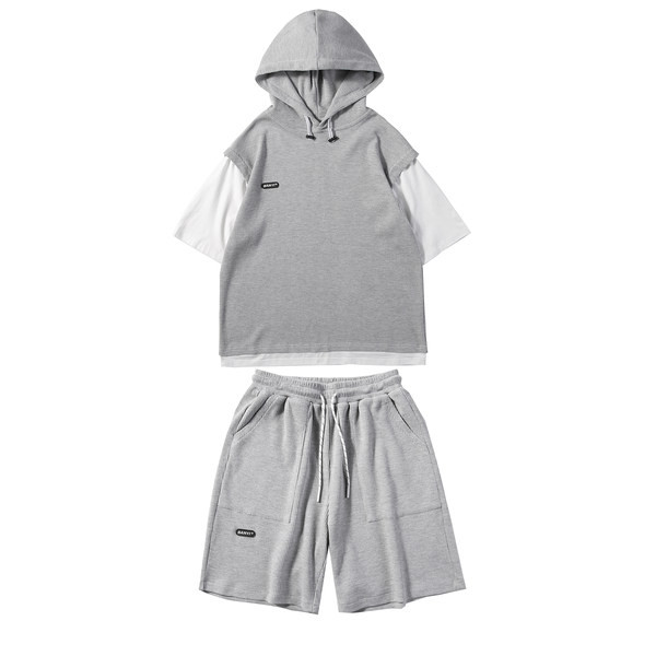 Suvine spordikomplekt kapuutsiga t-särgist ja lühikestest pükstest