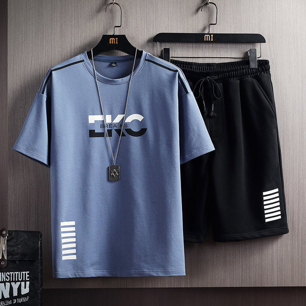 Καλοκαιρινό αθλητικό κοστούμι σε δύο μέρη Μπλουζάκι με στρογγυλή λαιμόκοψη και σορτς