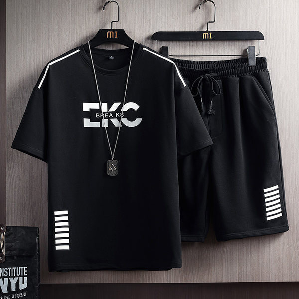 Καλοκαιρινό αθλητικό κοστούμι σε δύο μέρη Μπλουζάκι με στρογγυλή λαιμόκοψη και σορτς