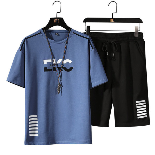 Καλοκαιρινό αθλητικό κοστούμι σε δύο μέρη Μπλουζάκι με στρογγυλή λαιμόκοψη και σορτς