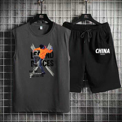 Ανδρική αθλητική φόρμα με οβάλ λαιμόκοψη και απλικέ