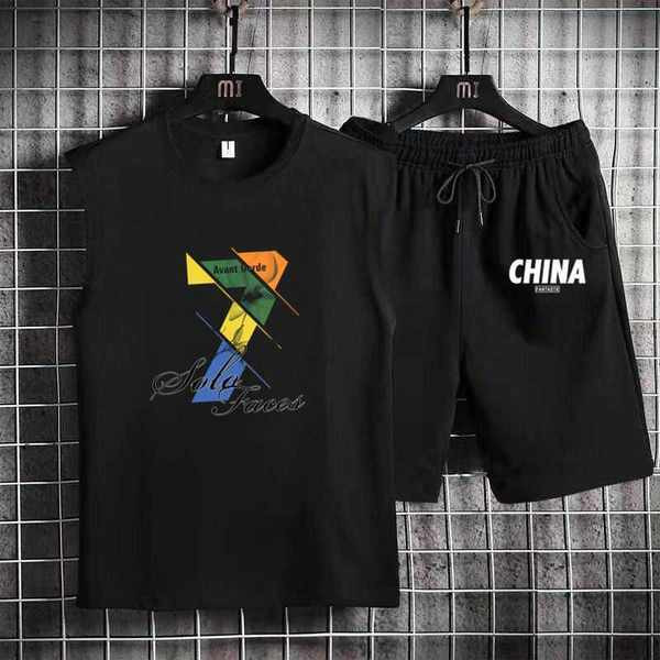 Ανδρική αθλητική φόρμα με οβάλ λαιμόκοψη και απλικέ