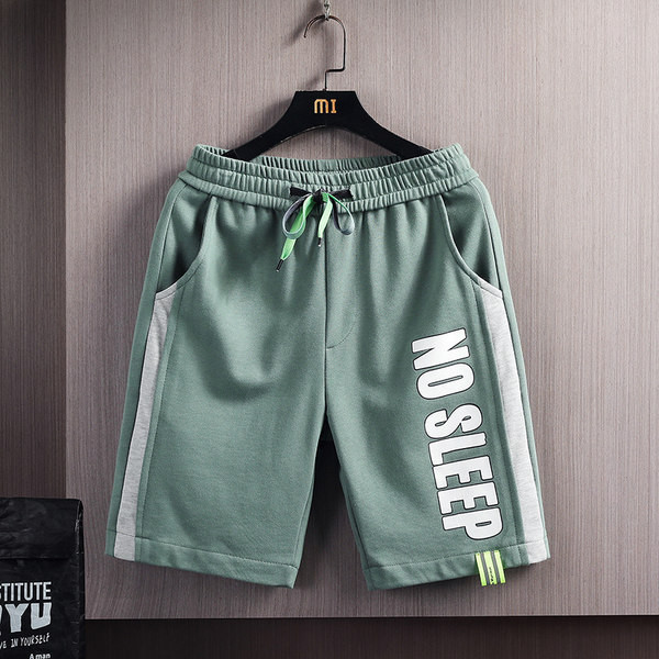 Jauns vīriešu šortu modelis ar elastīgu jostasvietu un uzrakstu