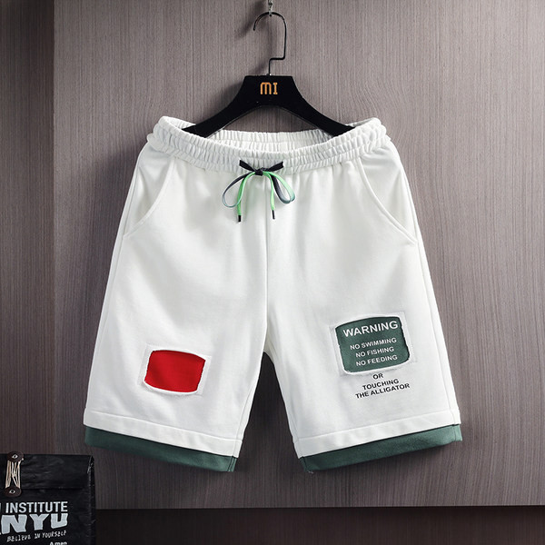 Jauns vīriešu šortu modelis ar elastīgu jostasvietu un uzrakstu