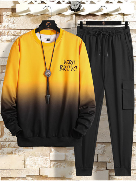 Pikkade varrukatega, ovaalse dekoltee ja kirjaga meeste spordimeeskond