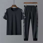 Meeste spordimeeskond T-särgist ja pikkadest pükstest