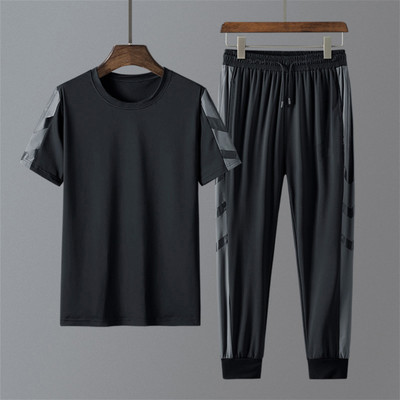 Meeste spordimeeskond T-särgist ja pikkadest pükstest