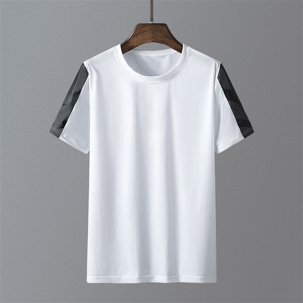 Meeste spordimeeskond T-särgist ja pikkadest pükstest