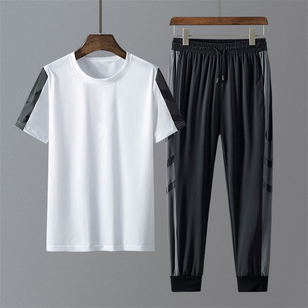 Meeste spordimeeskond T-särgist ja pikkadest pükstest