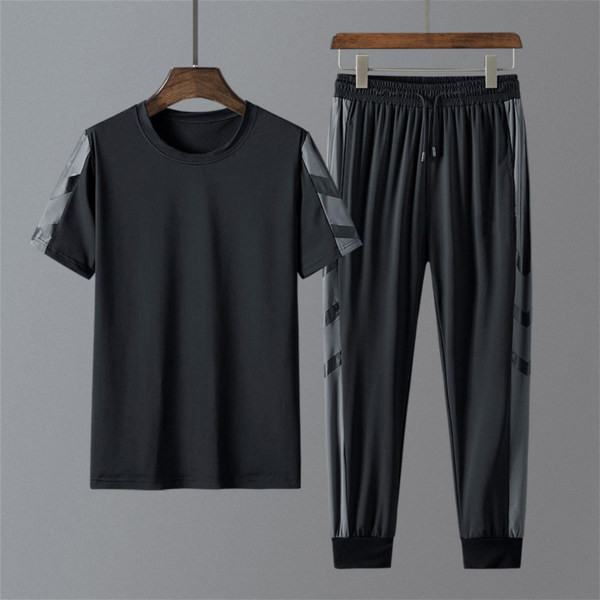 Meeste spordimeeskond T-särgist ja pikkadest pükstest