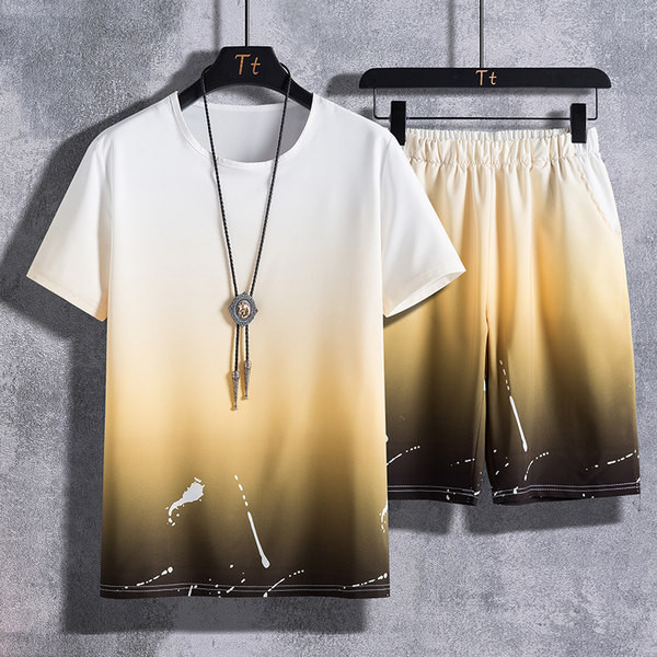 Ежедневен екип от къси панталони и тениска