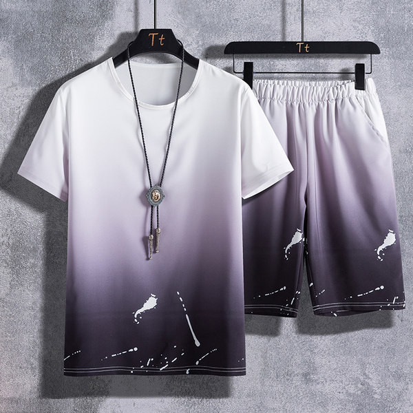 Ежедневен екип от къси панталони и тениска