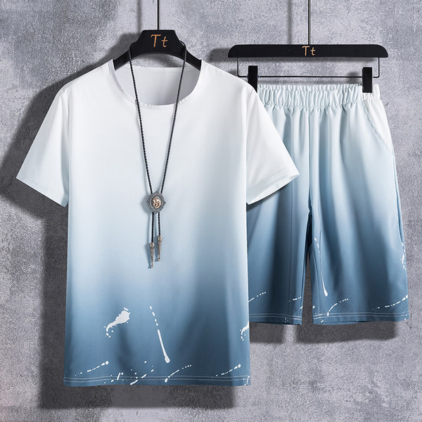 Ежедневен екип от къси панталони и тениска
