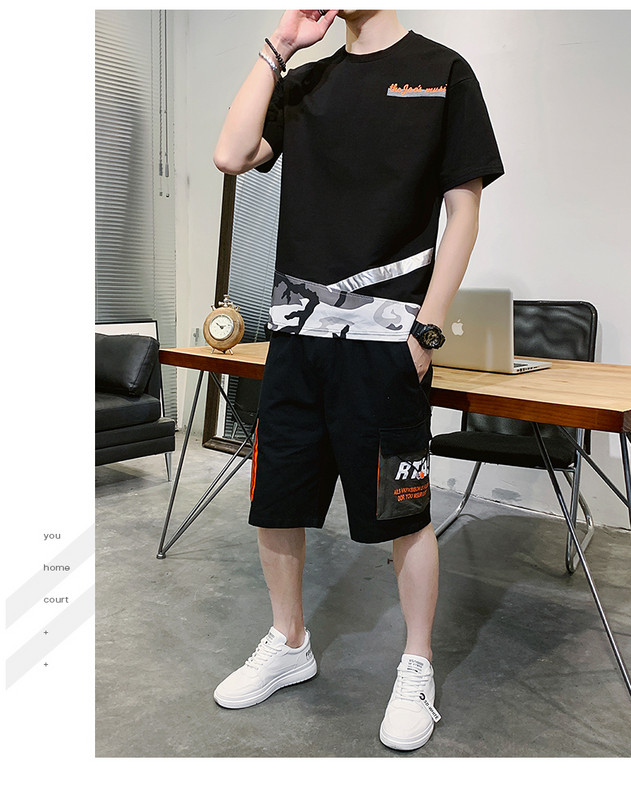 Vīriešu sporta komanda divās daļās - T-krekls un šorti