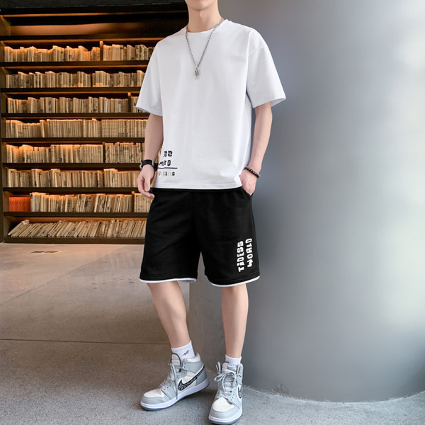 Meeste vabaaja meeskond lühikeste varrukate ja pealdisega