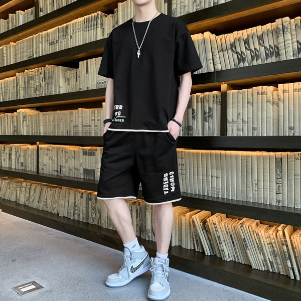 Meeste vabaaja meeskond lühikeste varrukate ja pealdisega