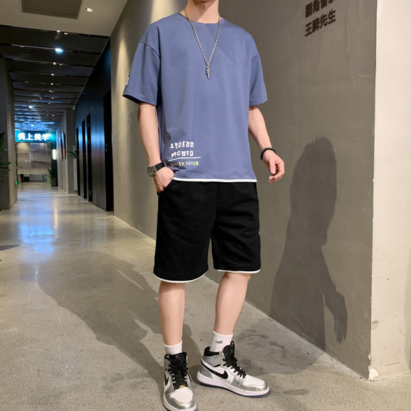 Meeste vabaaja meeskond lühikeste varrukate ja pealdisega