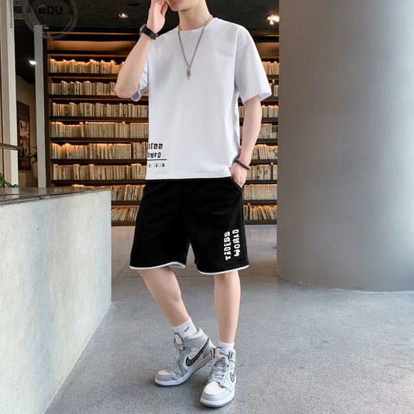 Meeste vabaaja meeskond lühikeste varrukate ja pealdisega