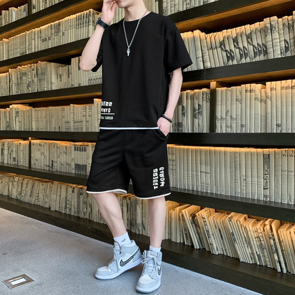 Meeste vabaaja meeskond lühikeste varrukate ja pealdisega