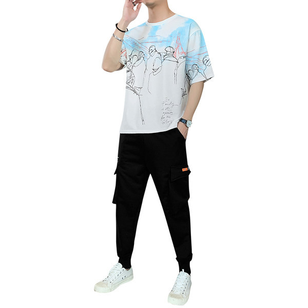 Vīriešu sporta komanda no daudzkrāsaina T-krekla