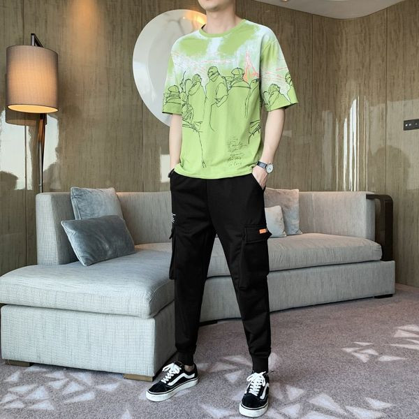 Vīriešu sporta komanda no daudzkrāsaina T-krekla