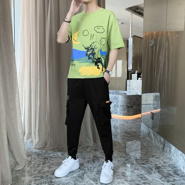 Vīriešu ikdienas komanda no T-krekla ar krāsainu aplikāciju un garām biksēm