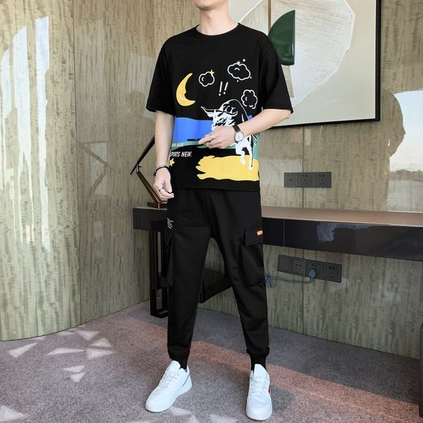 Vīriešu ikdienas komanda no T-krekla ar krāsainu aplikāciju un garām biksēm