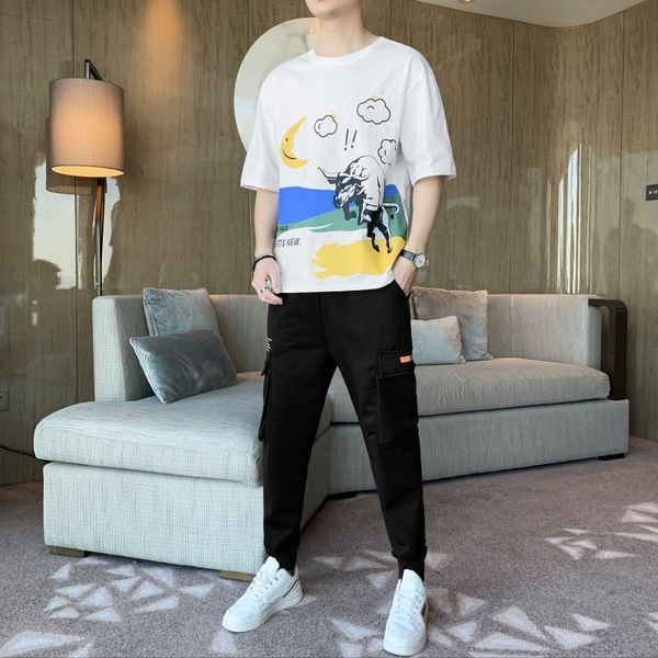 Vīriešu ikdienas komanda no T-krekla ar krāsainu aplikāciju un garām biksēm