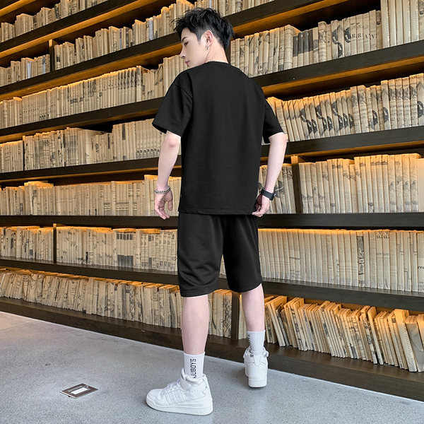 Meeste vabaaja meeskond mitmes värvitoonis kirjadega