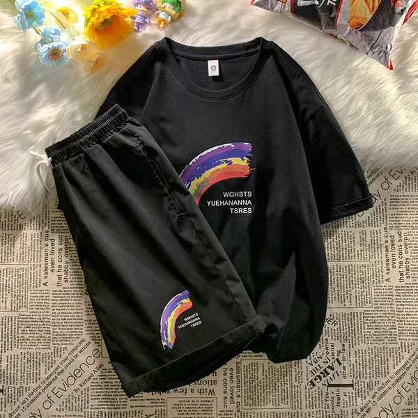 Καλοκαιρινό απλό σετ μπλουζών και σορτς με απλικέ ουράνιο τόξο