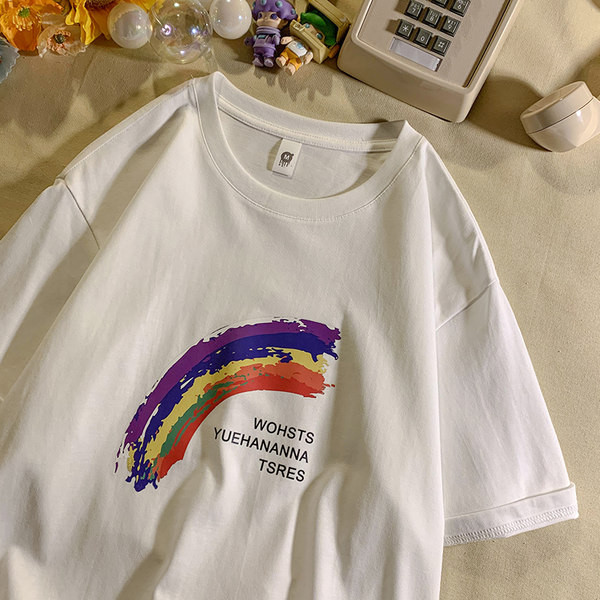 Καλοκαιρινό απλό σετ μπλουζών και σορτς με απλικέ ουράνιο τόξο