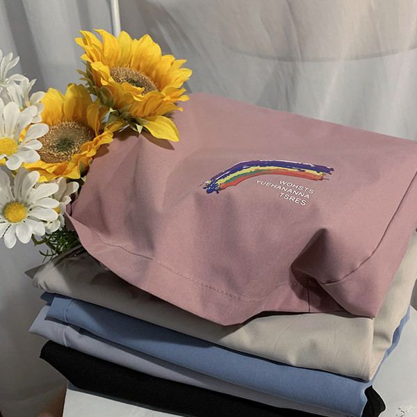 Καλοκαιρινό απλό σετ μπλουζών και σορτς με απλικέ ουράνιο τόξο