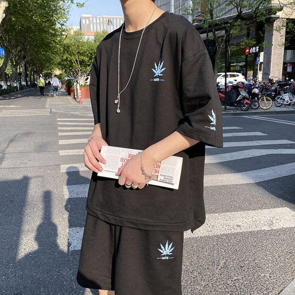 Ljetni komplet slobodnog kroja - majica i kratke hlače s aplikacijom