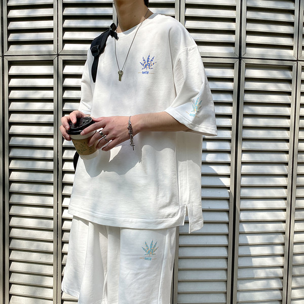 Ljetni komplet slobodnog kroja - majica i kratke hlače s aplikacijom