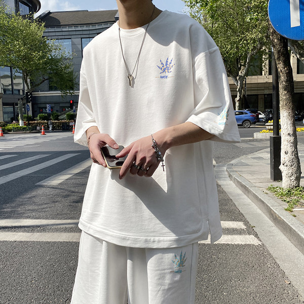 Ljetni komplet slobodnog kroja - majica i kratke hlače s aplikacijom