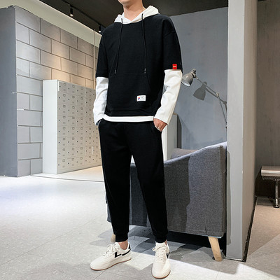 Pikkade varrukate ja embleemiga meeste spordimeeskond