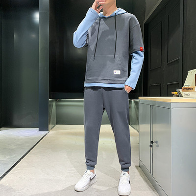 Pikkade varrukate ja embleemiga meeste spordimeeskond