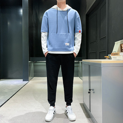 Pikkade varrukate ja embleemiga meeste spordimeeskond