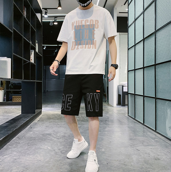 Ikdienas vīriešu komanda ar T-krekla aplikāciju