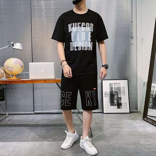 Ikdienas vīriešu komanda ar T-krekla aplikāciju