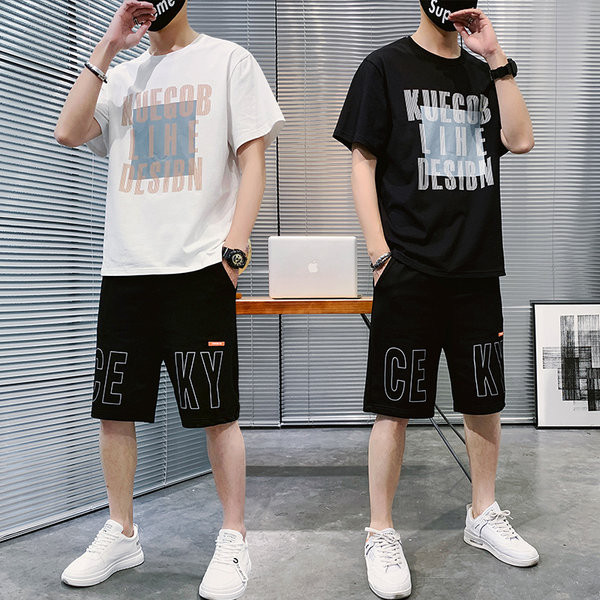 Ikdienas vīriešu komanda ar T-krekla aplikāciju