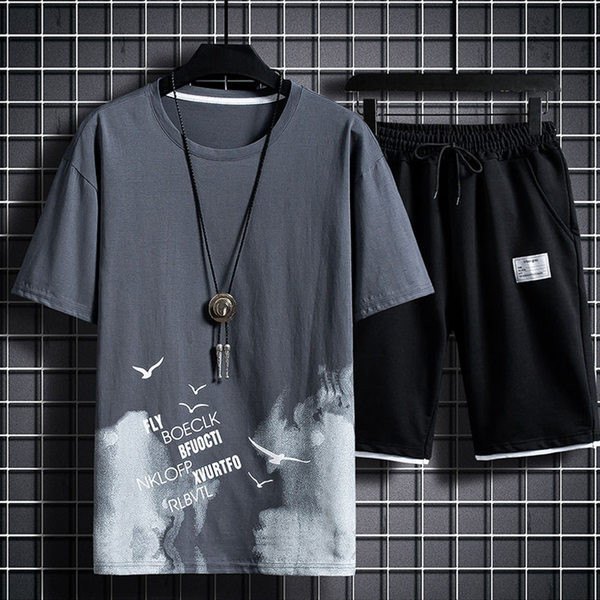 Embleemi ja lühikeste varrukatega kaheosaline meeste spordimeeskond